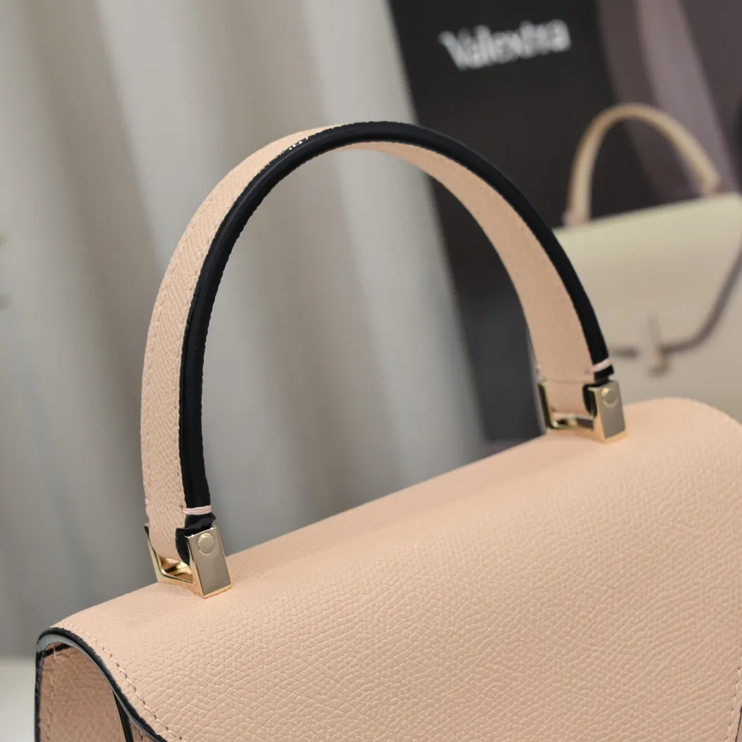 Valextra, the name of Italy's beloved horse, Iside is Val. One of extra's most iconic designs. There is no obvious logo, but the simple collective line design is very recognizable, full of architectural art, and shows a capable and intellectual style. It is made of imported palm-print lining cowhide, with up to five stitches of handwork, and the shiny oil edges test the skill of the craftsman. Small size: 22cm model 6627-1#